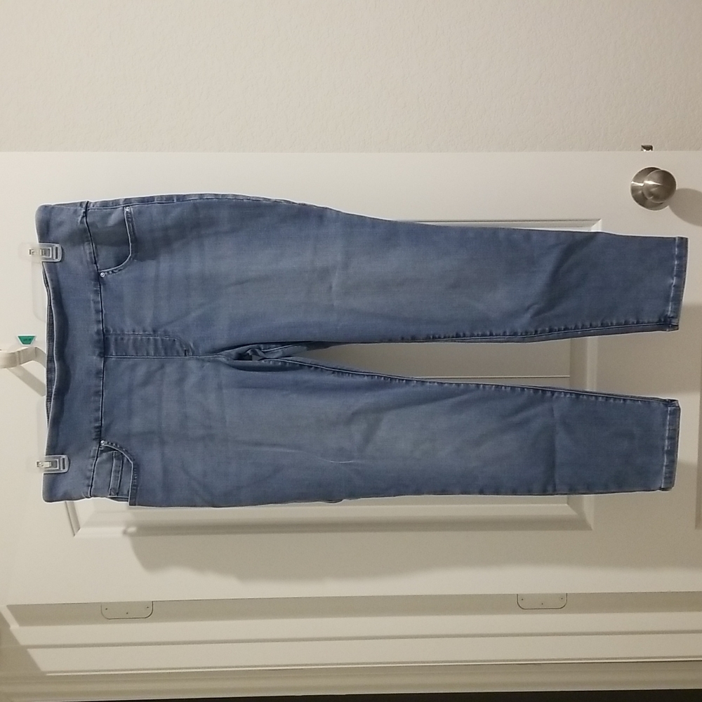 * EXCELLENT condition Lee sculpting skinny leg mid rise jean